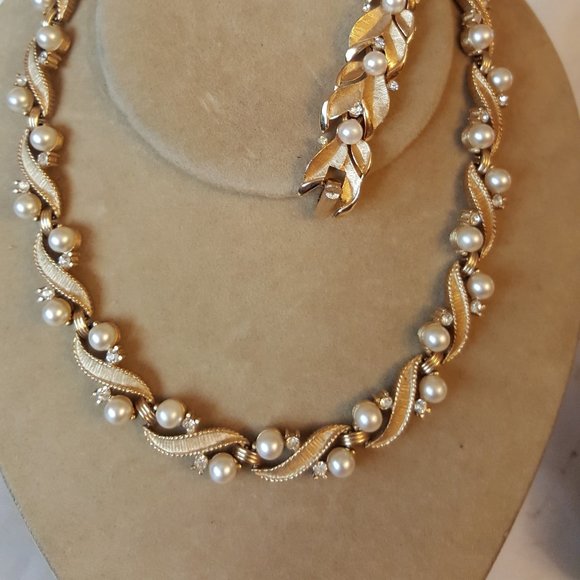 Vintage Trifari Pearl & Brushed Gold Designer Set Necklace, Earrings & Bracelet - Picture 10 of 10